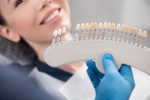 woman asking about replacing veneers